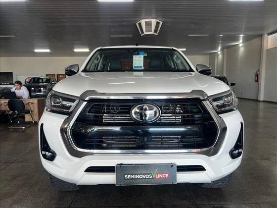TOYOTA HILUX 2.8 D-4D TURBO DIESEL CD SRX 4X4 AUTOMÁTICO TOYOTA HILUX 2.8 D-4D TURBO DIESEL CD SRX 4X4 AUTOMÁTICO